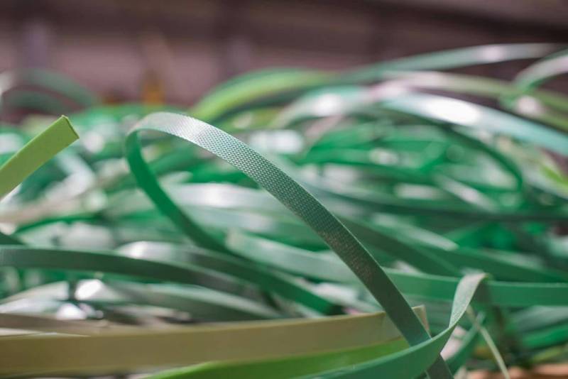 Niszczenie taśm PET w recyklingu materiałów opakowaniowych