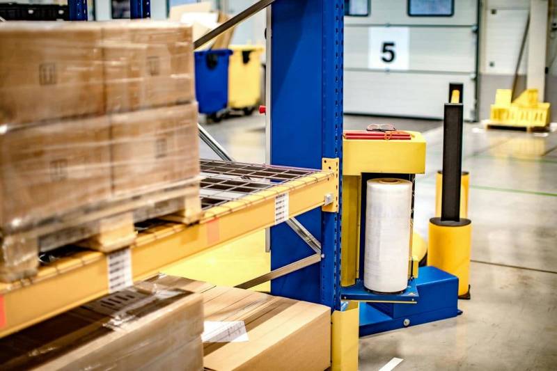 Automatyczne owijarki do palet – efektywność w magazynie